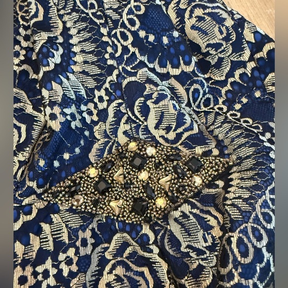 Embellished Brocade Sleeveless Sheath Dress. Blue and gold - satin lined. Size 6 - Picture 6 of 11